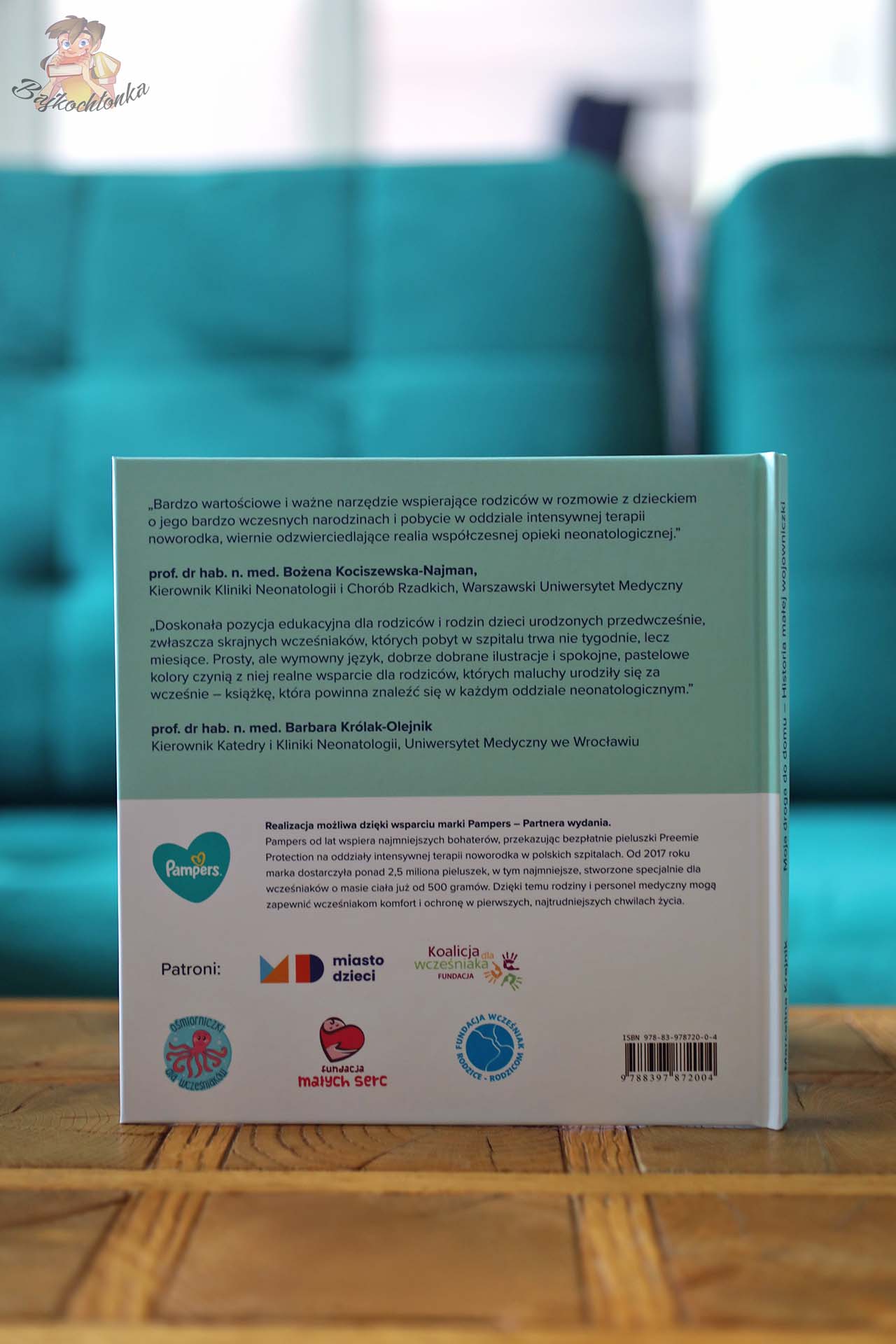 Tył książki „Moja droga do domu – Historia małej wojowniczki” z rekomendacjami neonatologów i patronamiTył książki „Moja droga do domu – Historia małej wojowniczki” z rekomendacjami neonatologów i patronami