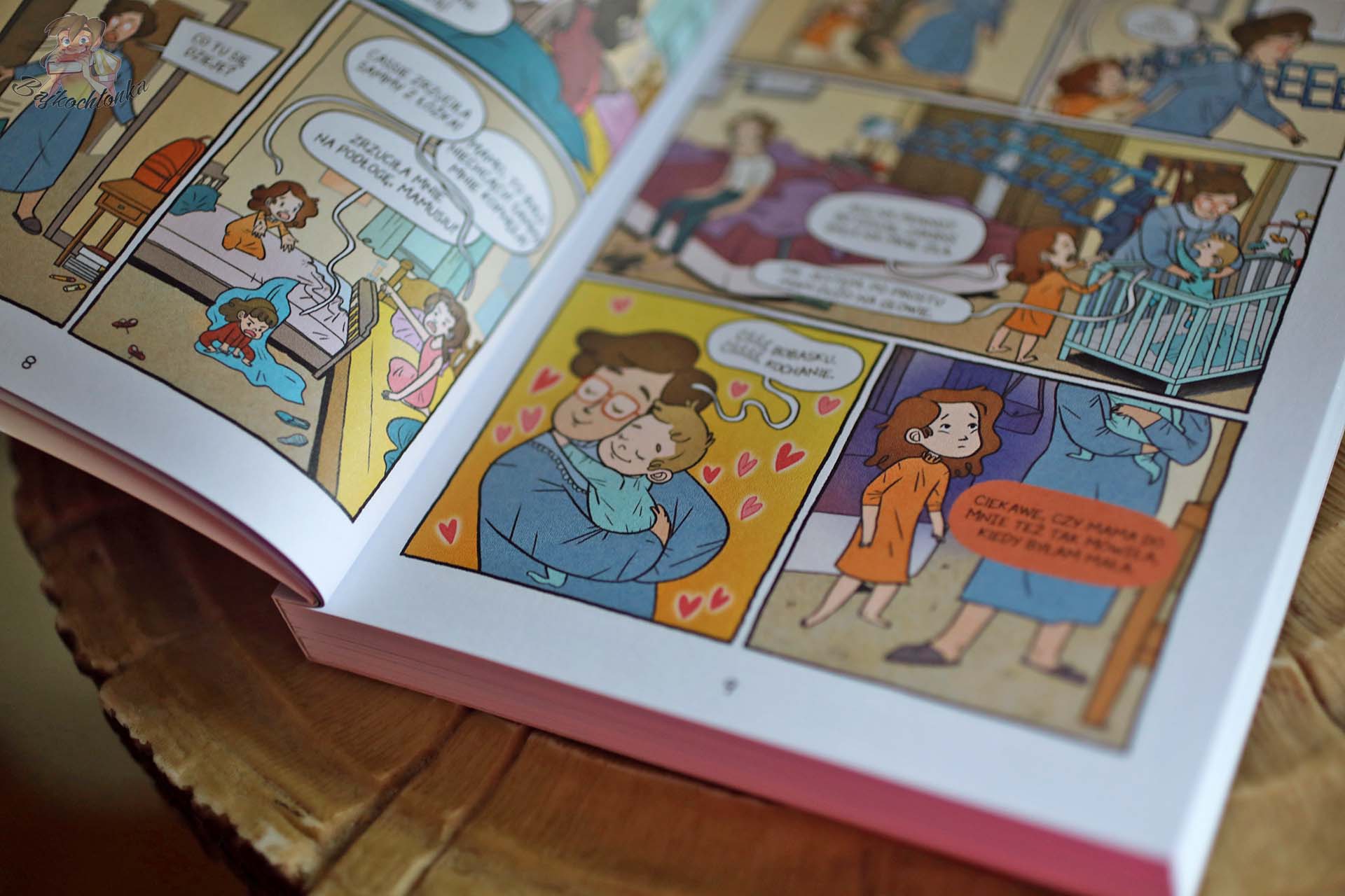 Cassie i jej rodzina na planszach komiksu Siła marzeń Shannon Hale