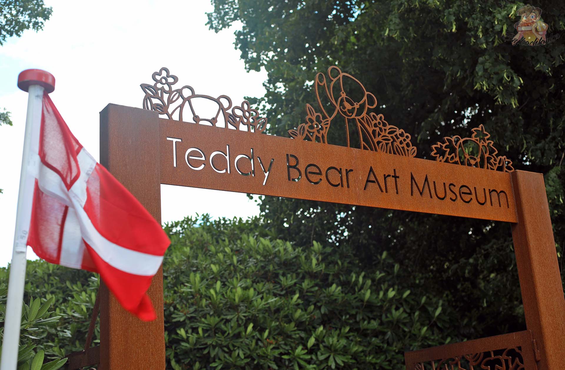 Wejście do Teddy Bear Art Museum w Billund z duńską flagą