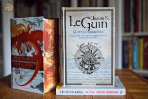 U steru opowieści Ursuli K. Le Guin obok Ziemiomorza i książki Jak pisać Stephena Kinga