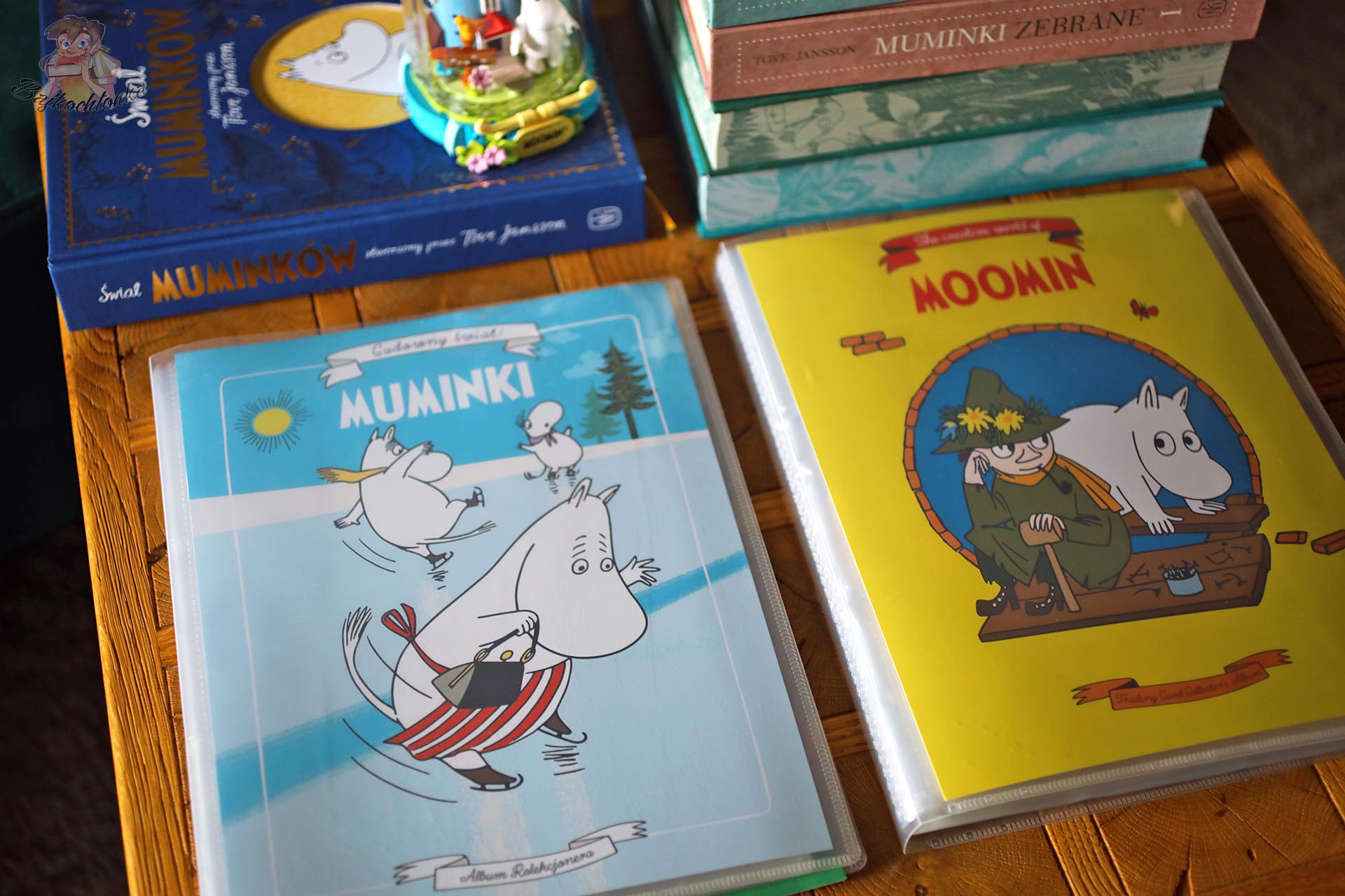 Albumy kolekcjonerskie Muminki Panini z poprzedniej i nowej serii kart