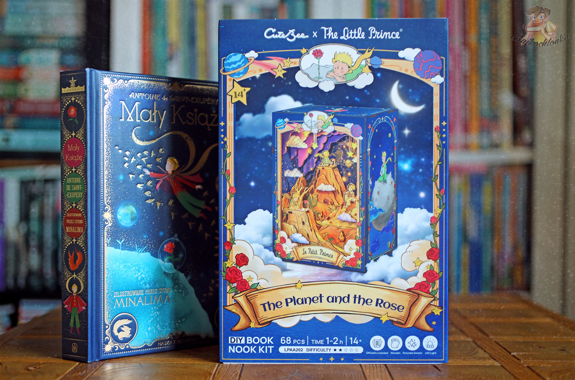 Book nook Mały Książę i Róża CUTEBEE w oryginalnym opakowaniu obok książki Mały Książę