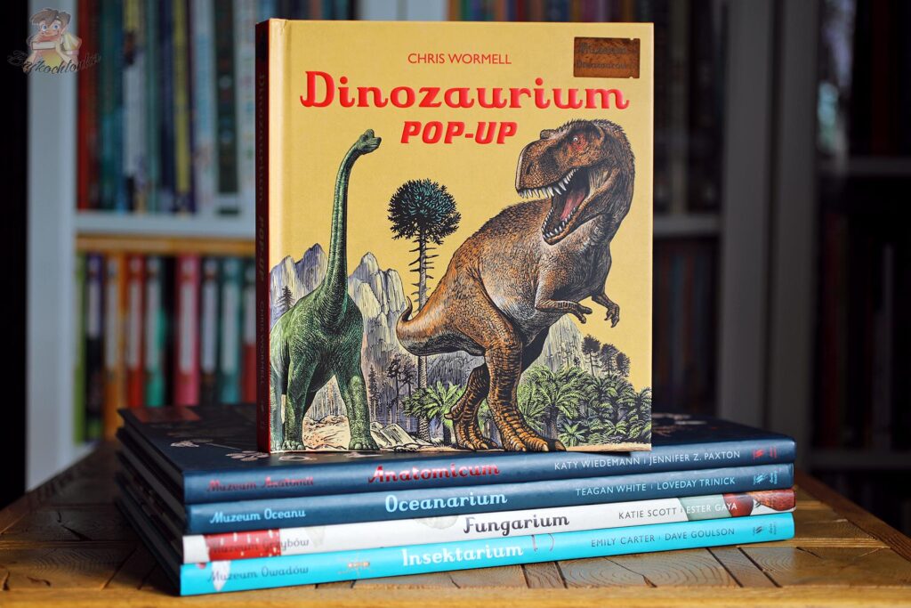 Dinozaurium pop-up Chrisa Wormella – książka o dinozaurach dla dzieci z serii W Muzeum