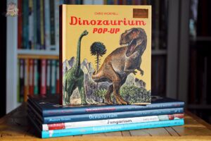 Dinozaurium pop-up Chrisa Wormella – książka o dinozaurach dla dzieci z serii W Muzeum