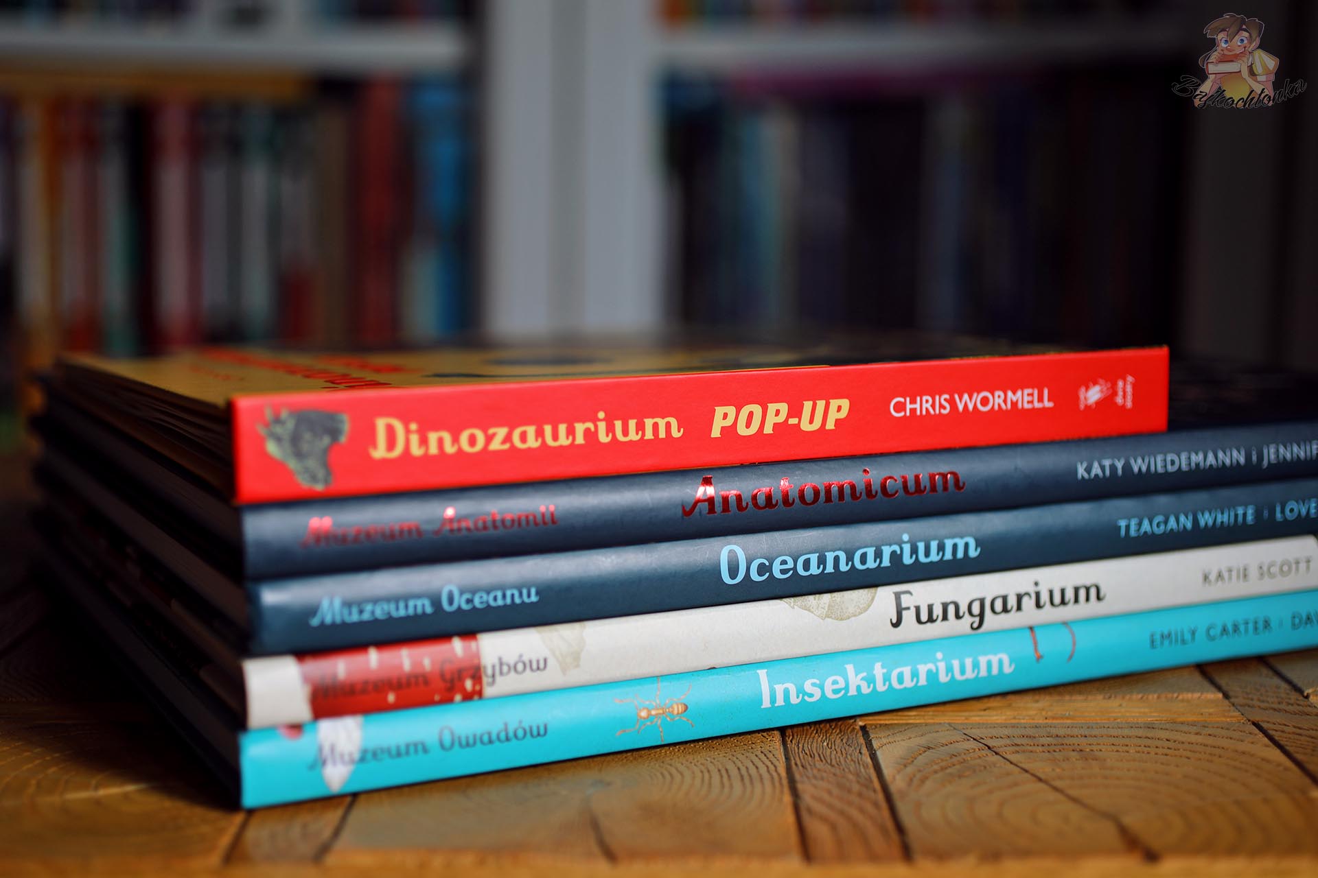 Dinozaurium pop-up obok książek Anatomicum, Oceanarium, Fungarium i Insektarium z serii W Muzeum