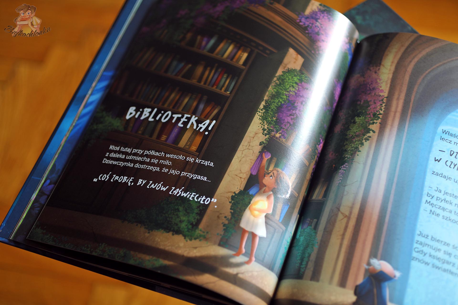 Dziewczynka w bibliotece na ilustracji z książki Dziewczynka, która zbierała gwiazdy