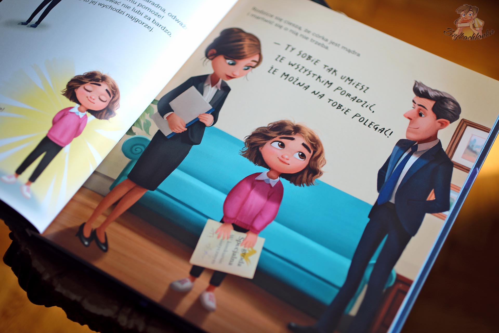 Dziewczynka z rodzicami na ilustracji z książki Dziewczynka, która zbierała gwiazdy