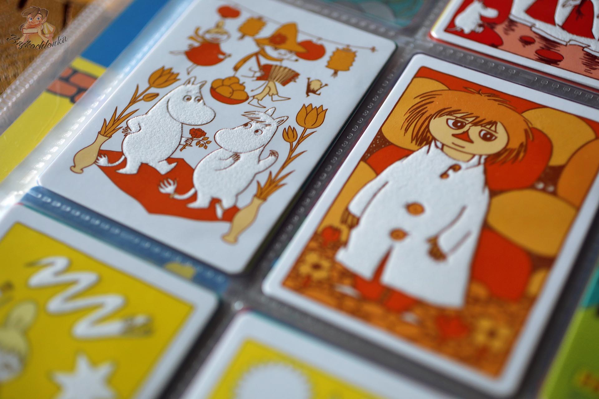 Miękkie karty Fluffy Cards z bohaterami Muminków w albumie Panini
