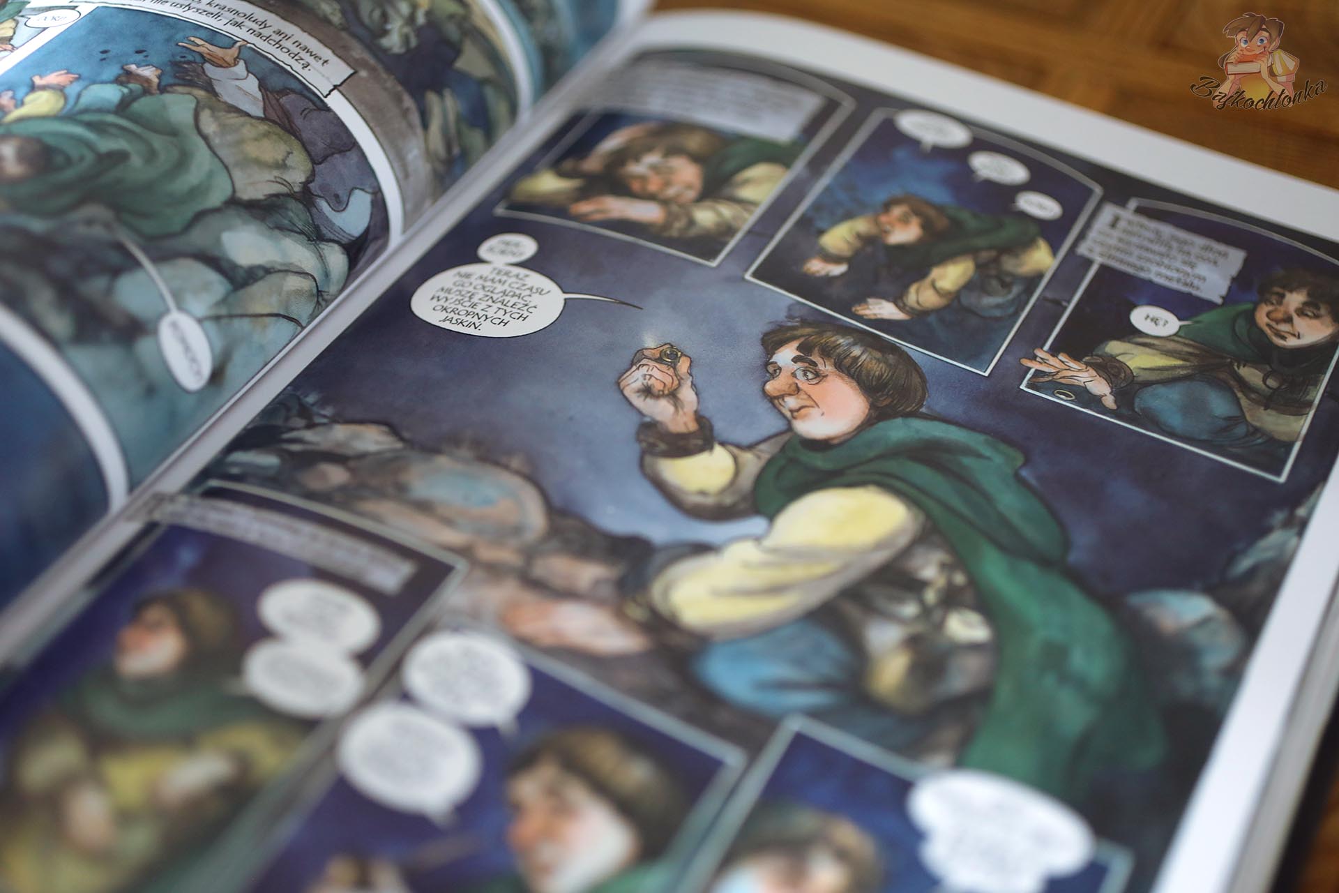 Bilbo Baggins trzyma Pierścień w komiksowej adaptacji Hobbita
