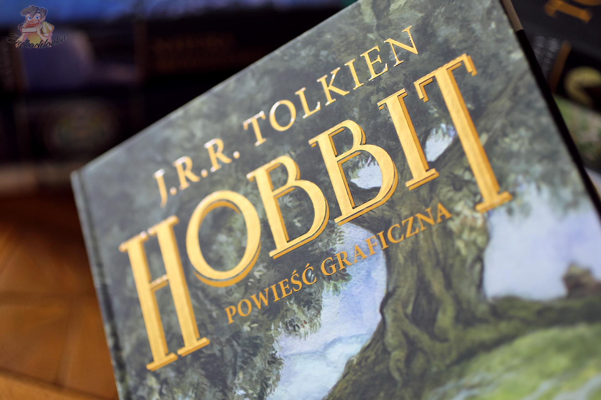 Zbliżenie na okładkę książki Hobbit. Powieść graficzna