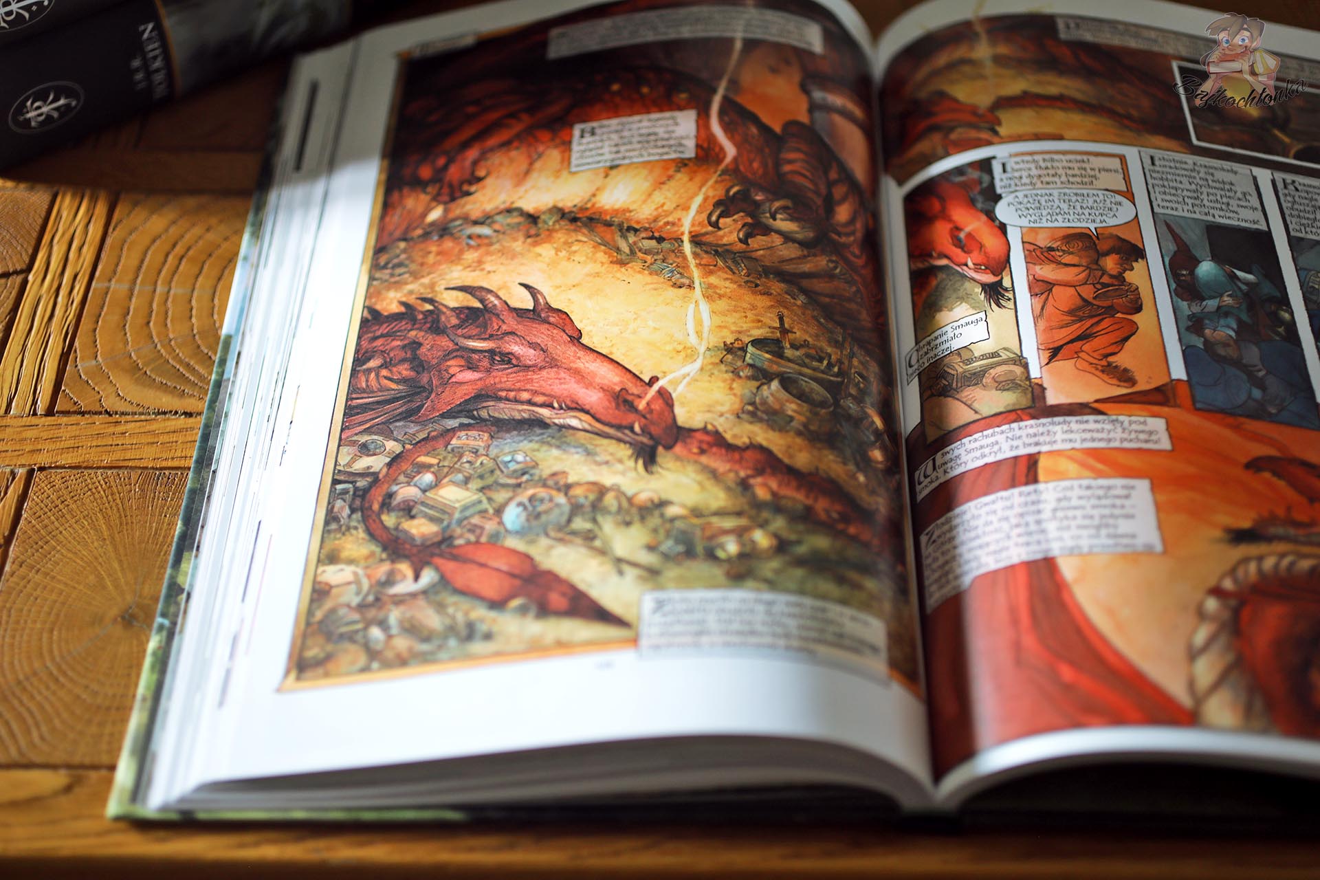 Smaug na ilustracji Davida Wenzela w powieści graficznej Hobbit