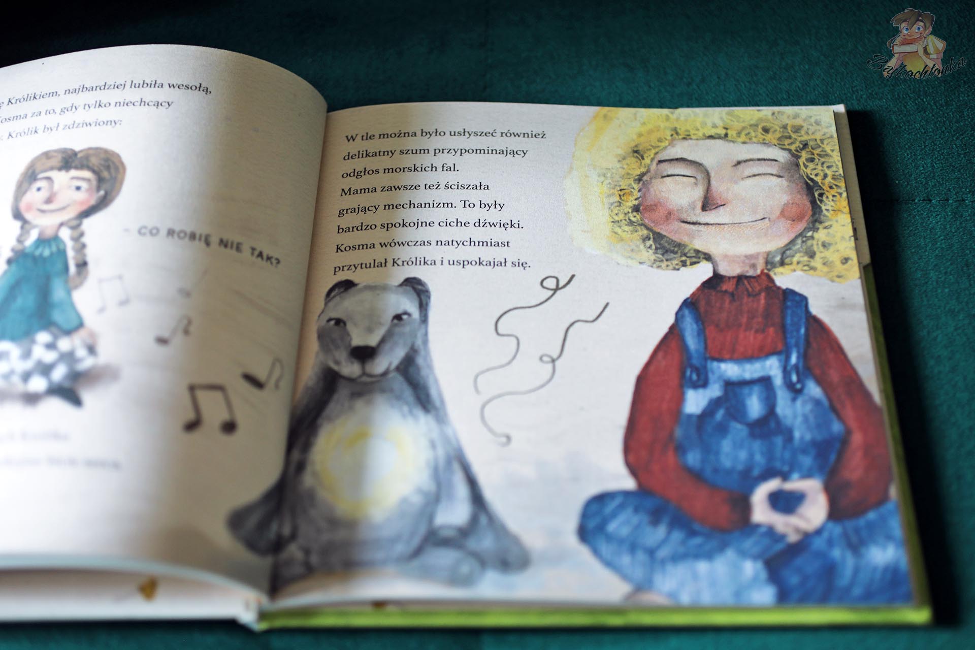 Kosma przytulający Królika – ilustracja z książki Kosma i Królik