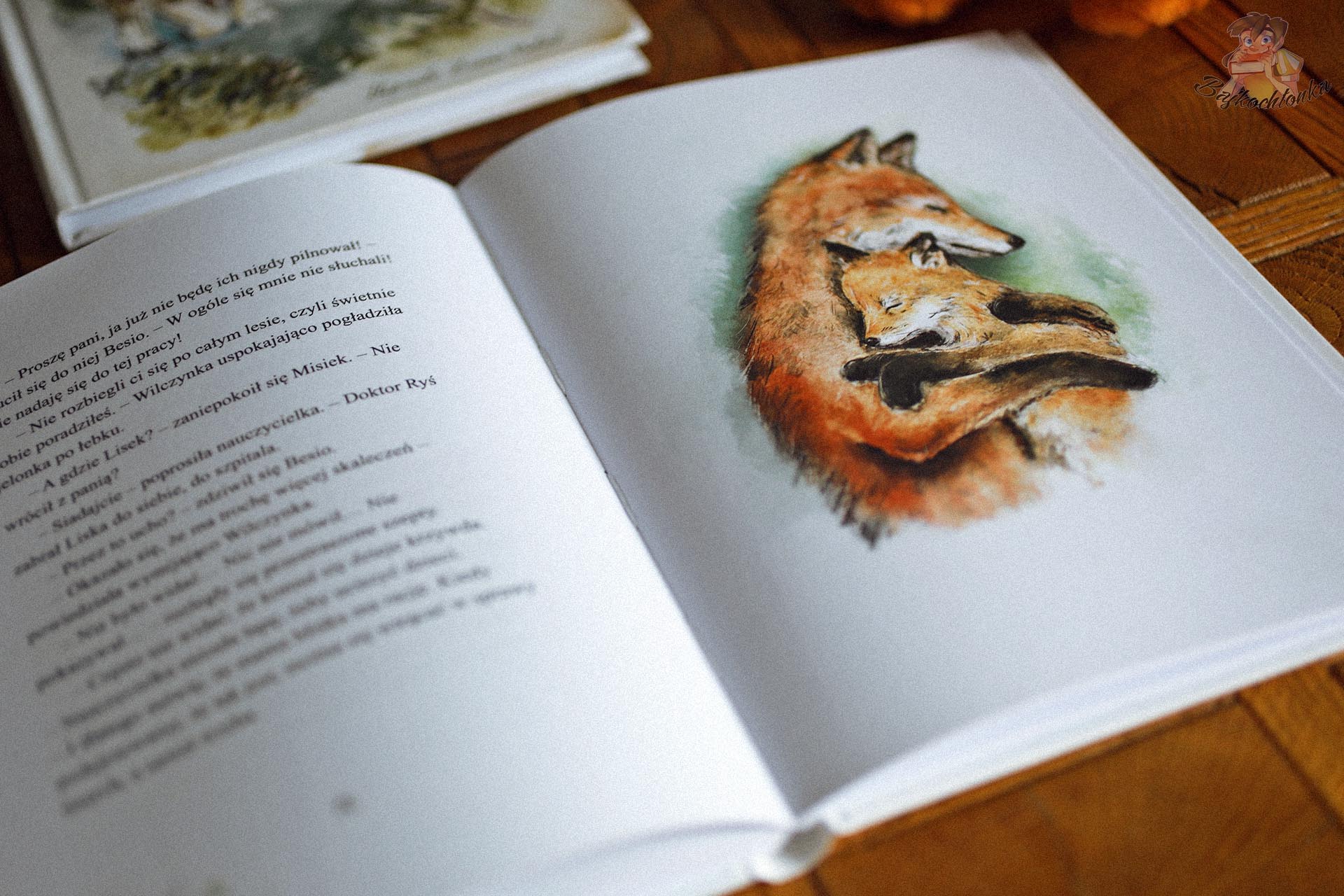 Lisica przytulająca lisięta na ilustracji Zuzanny Mukoid z książki Lisek, syn Rudego