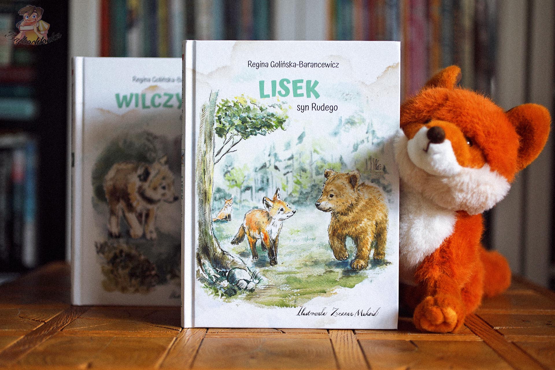 Okładka książki Lisek, syn Rudego Reginy Golińskiej-Barancewicz z pluszowym lisem
