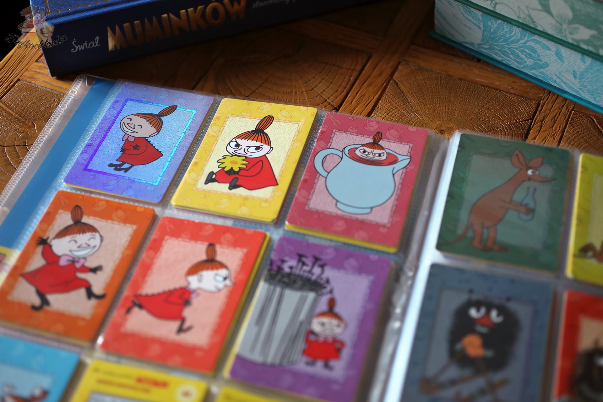 Karty z Małą Mi w albumie kolekcjonerskim Muminki Kreatywny Świat