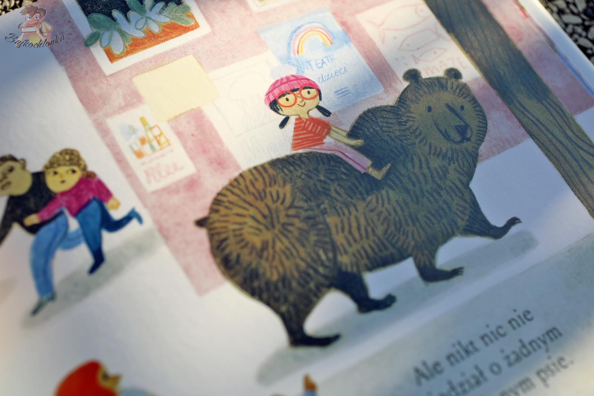Dziewczynka spaceruje z niedźwiedziem na ilustracji z książki Mój pies i ja