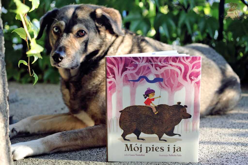 Książka Mój pies i ja Luki Tortoliniego i Felicity Sali sfotografowana obok psa