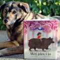 Książka Mój pies i ja Luki Tortoliniego i Felicity Sali sfotografowana obok psa