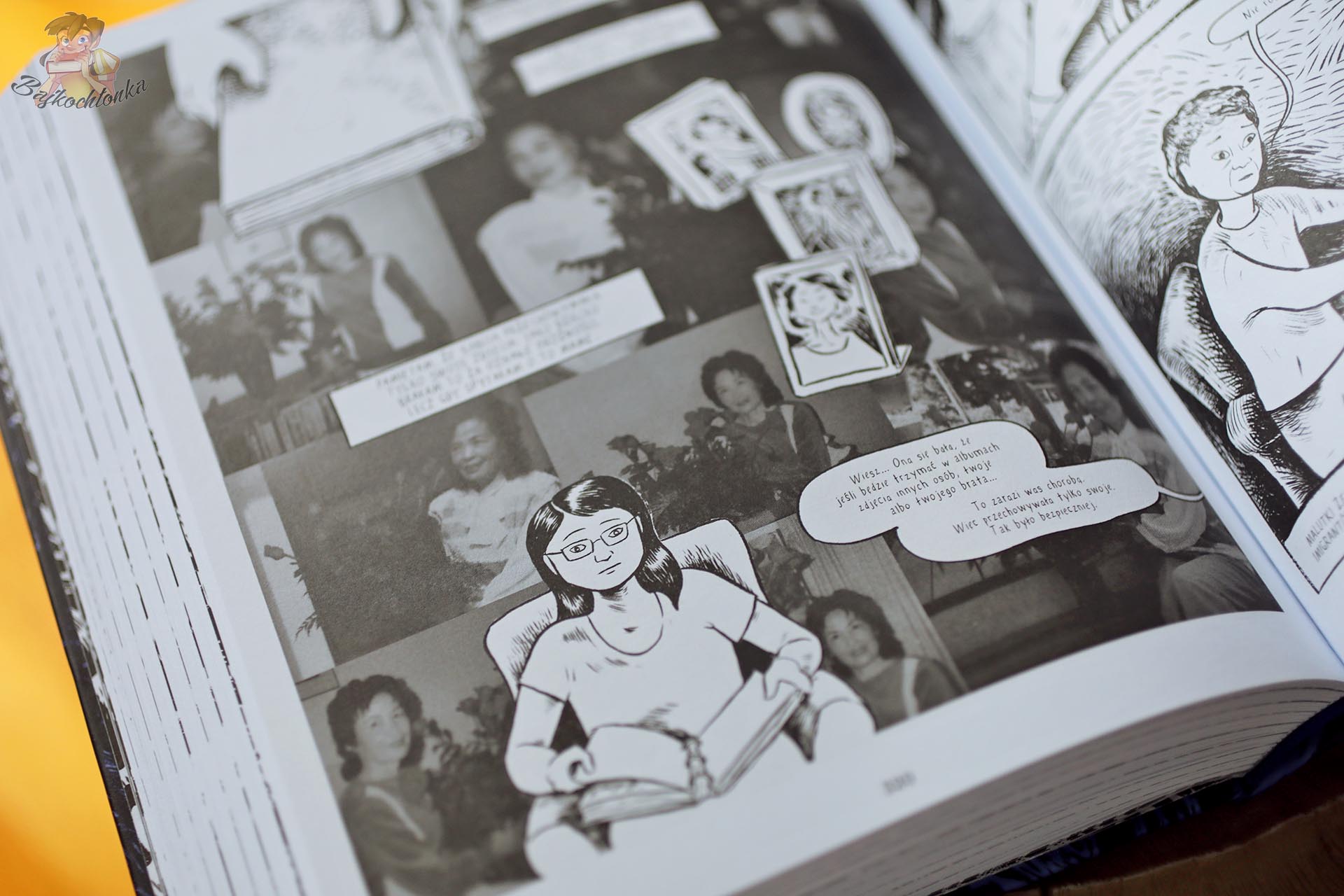 Połączenie rysunków i rodzinnych fotografii na stronach komiksu Nakarmić duchy Tessy Hulls