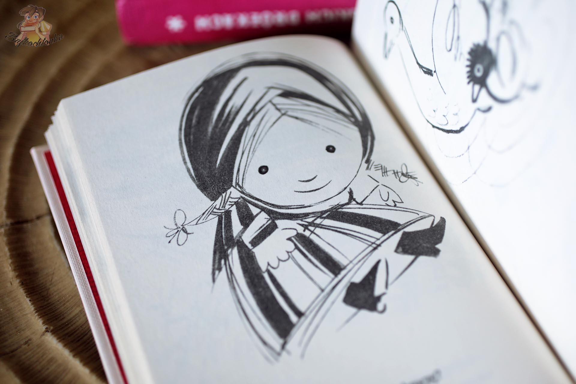 Czarno-biała ilustracja z książki Pyza na polskich dróżkach oraz wydanie z charakterystyczną różową okładką