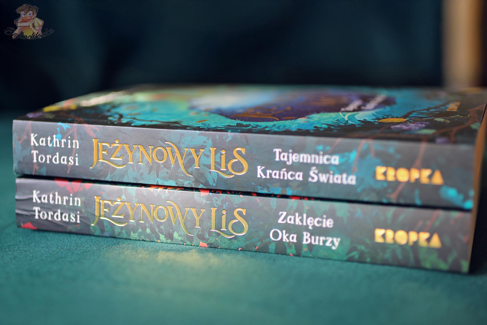 Grzbiety książek Jeżynowy Lis. Tajemnica Krańca Świata i Zaklęcie Oka Burzy wydawnictwa KropkaGrzbiety książek Jeżynowy Lis. Tajemnica Krańca Świata i Zaklęcie Oka Burzy wydawnictwa Kropka