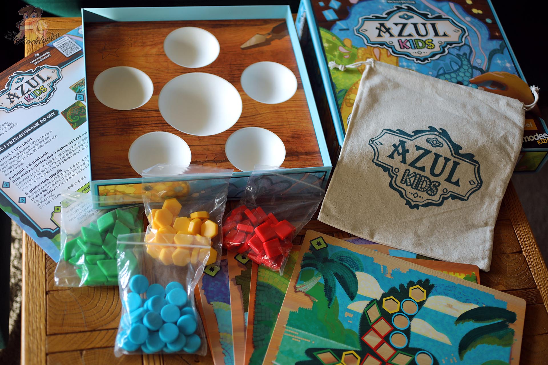 Zawartość pudełka Azul Kids: planszetki, kafelki, miseczki i materiałowy woreczek