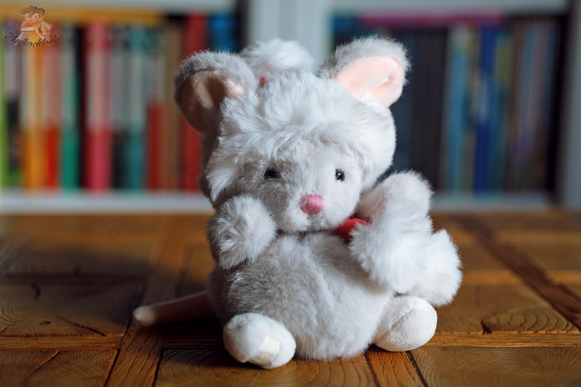 Jasna pluszowa myszka Baby Mousy marki Bukowski Design z różowym noskiem, uszami i czerwonym dodatkiem pod szyją.