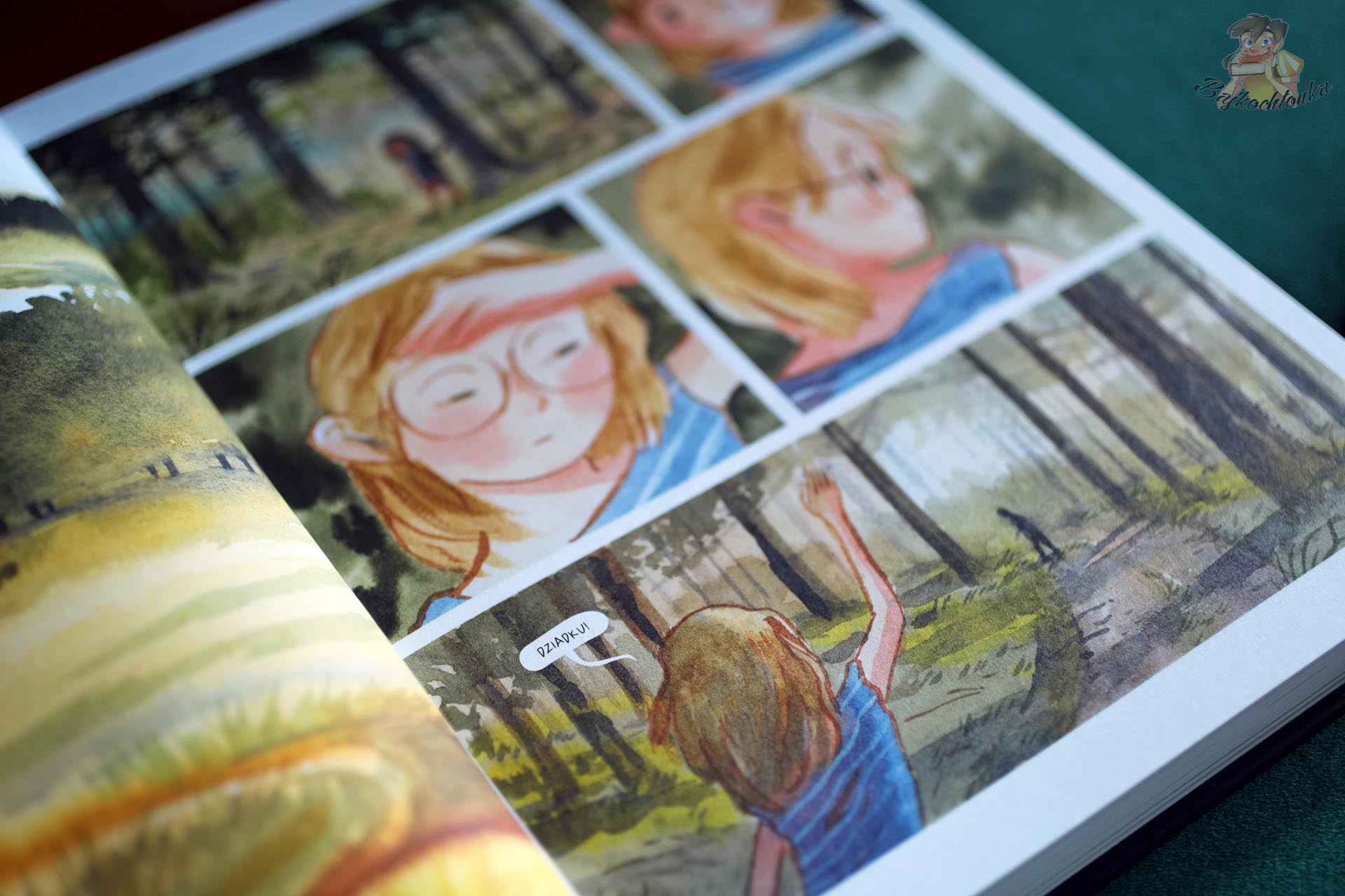 Akwarelowa ilustracja uśmiechniętej dziewczyny w wodzie z komiksu Czy tutaj śpiewają ptaki? Bereniki Kołomyckiej