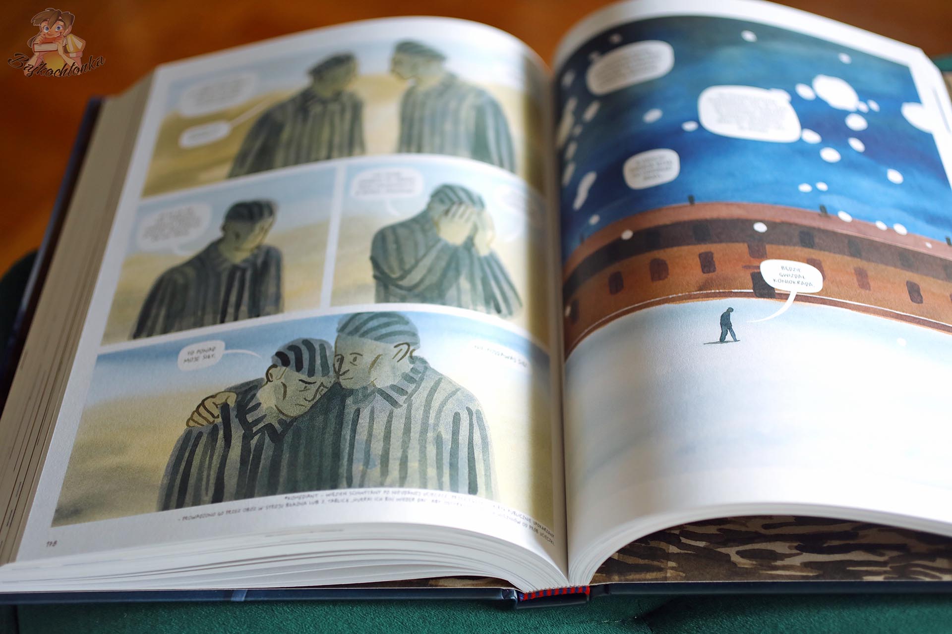 Kadry komiksu Czy tutaj śpiewają ptaki? przedstawiające więźniów Auschwitz w pasiakach oraz zimową scenerię obozową