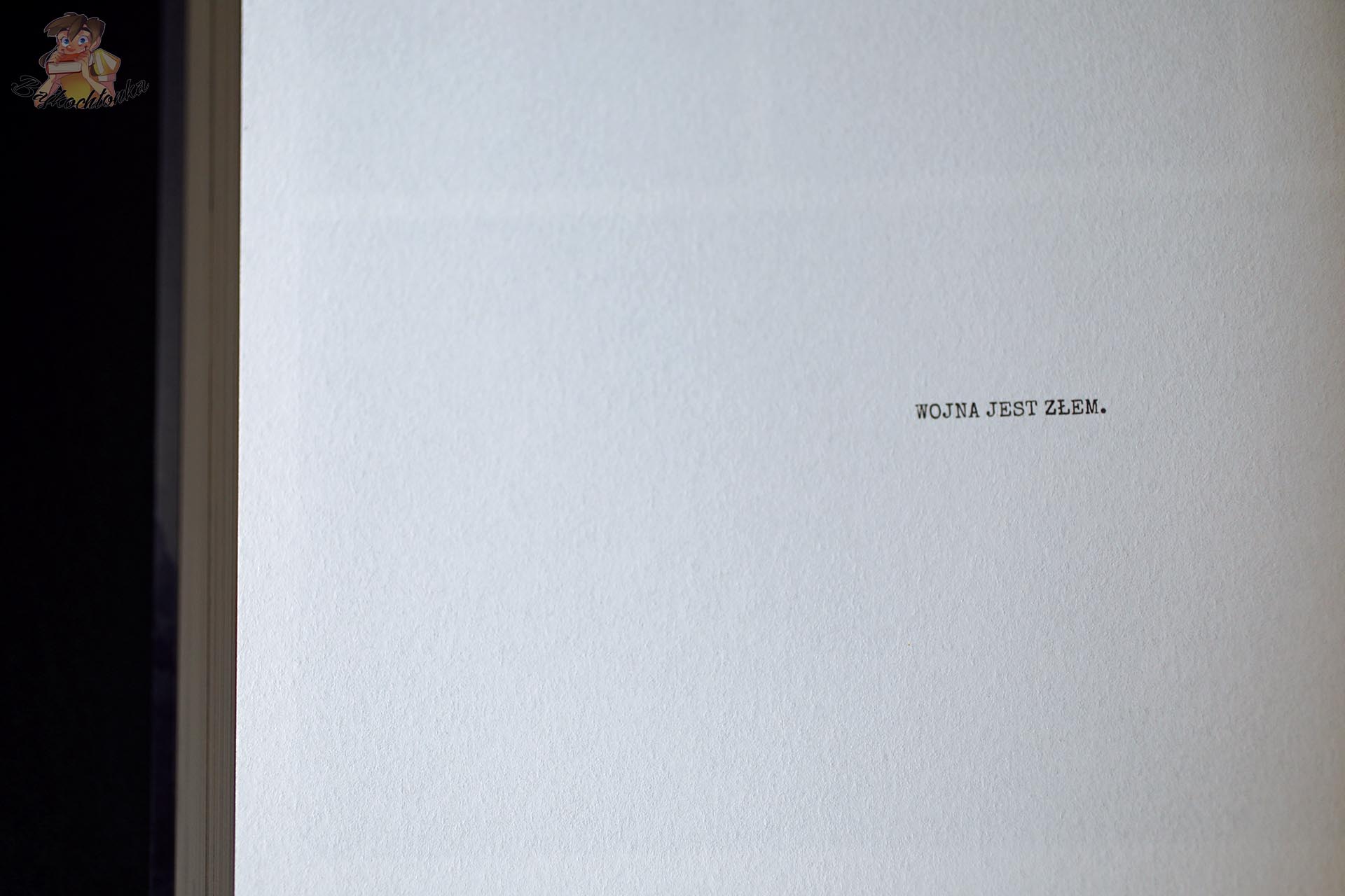 Minimalistyczna strona komiksu Czy tutaj śpiewają ptaki? z umieszczonym na białym tle napisem Wojna jest złem