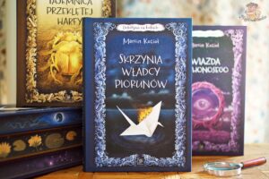 Skrzynia Władcy Piorunów Marcina Kozioła – nowe wydanie z okładką Marcina Minora, na tle pozostałych tomów serii Detektywi na kółkach.