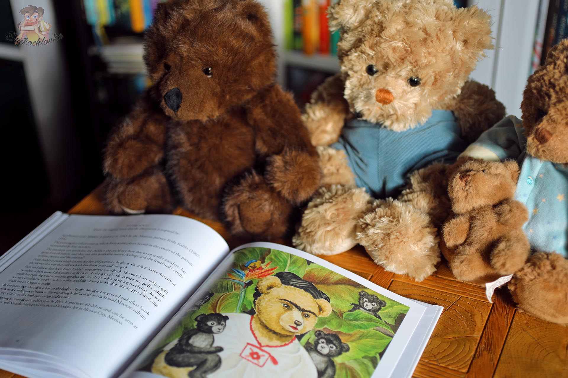 Ilustracja misia inspirowanego Fridą Kahlo w książce Teddy Bears on an Adventure in World Art, w otoczeniu pluszaków Bukowski Design.