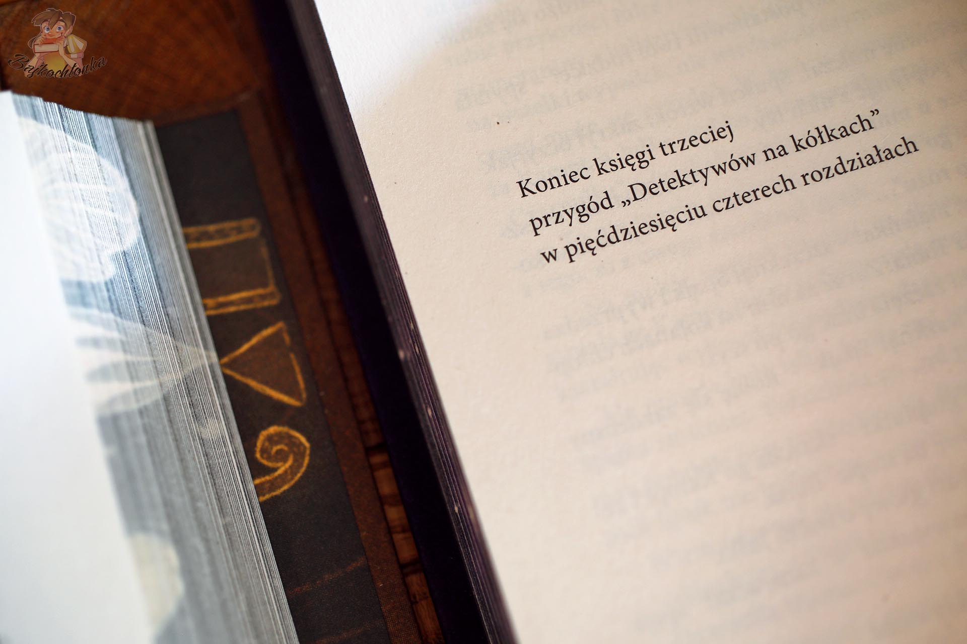 Ostatnia strona powieści Gwiazda Blachonosego Marcina Kozioła z napisem informującym o zakończeniu trzeciej przygody Detektywów na kółkach.