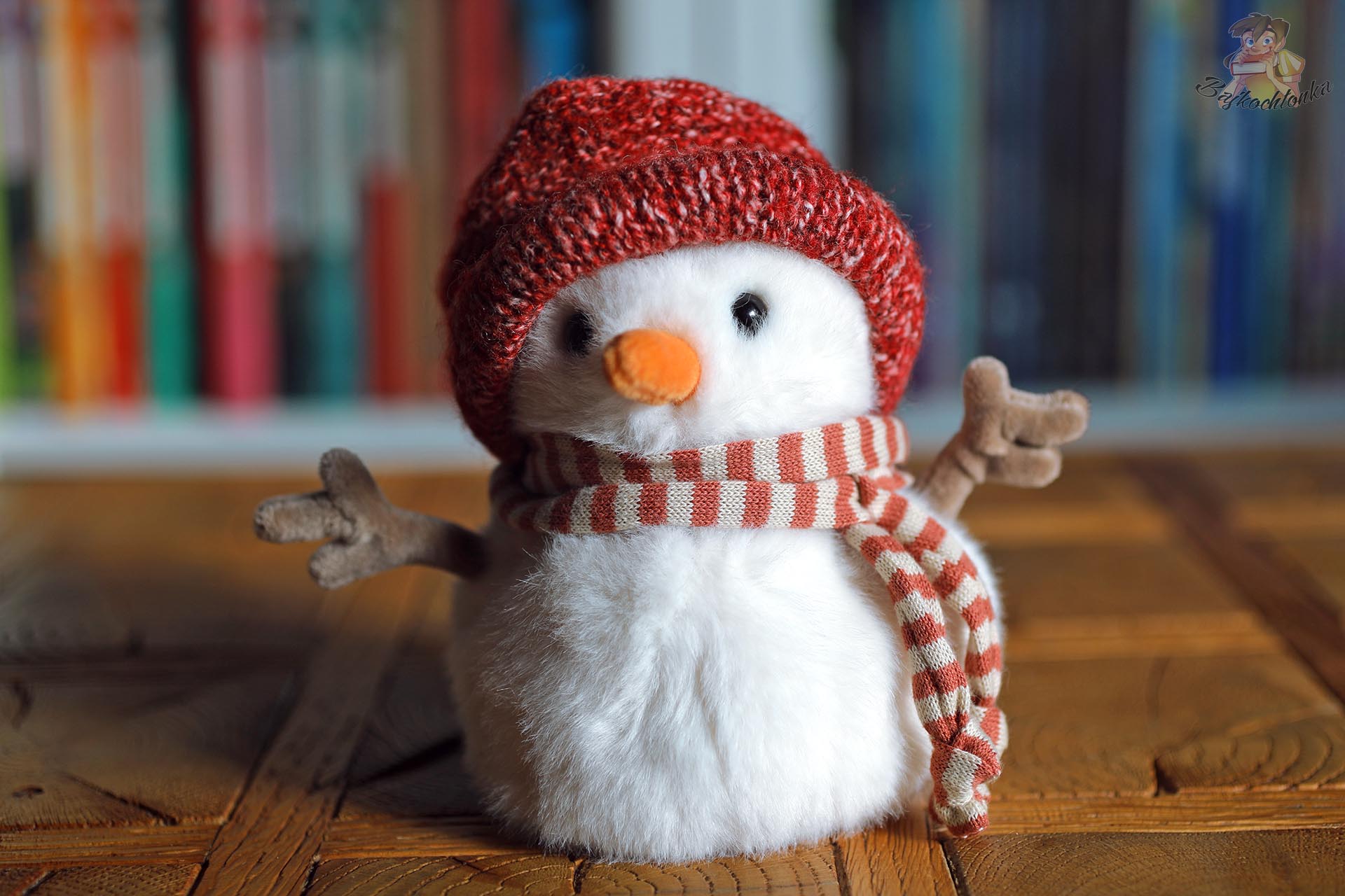 Pluszowy bałwanek Jimmy the Little Snowman marki Bukowski Design w czerwonej czapce i pasiastym szaliku.
