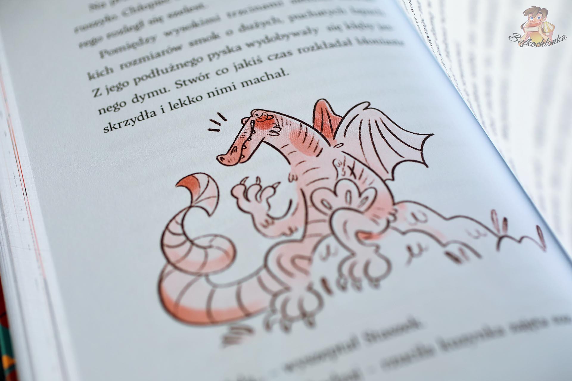 Ilustracja małego skrzydlatego smoka z książki KLOPS. Koło Lokalnych Obrońców Polskich Smoków, wykonana przez Olę Bylicę.