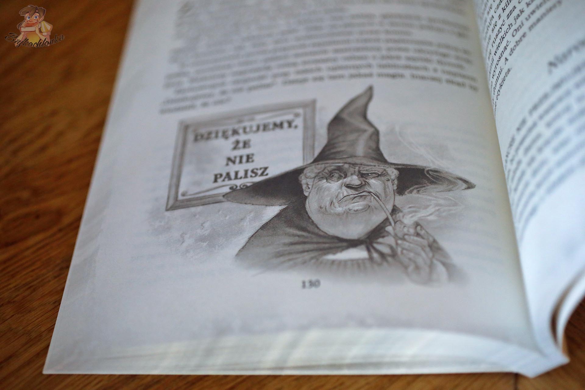Ilustracja czarownicy palącej fajkę pod tabliczką Dziękujemy, że nie palisz w Książce kucharskiej niani Ogg