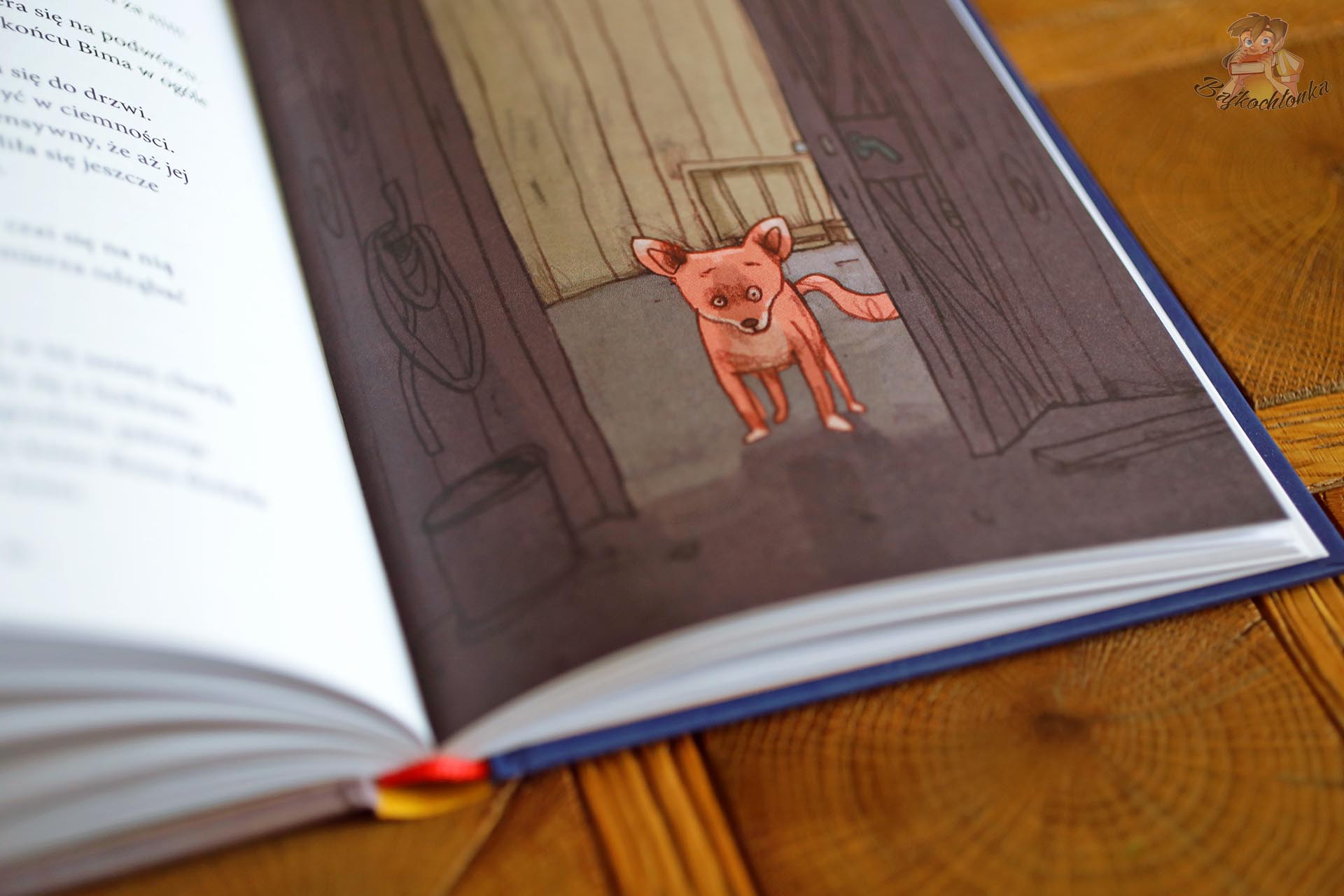 Ilustracja małej rudej lisicy Bimy stojącej w ciemnym kurniku, z książki Kto zabił naszego koguta? Andersa Sparringa.