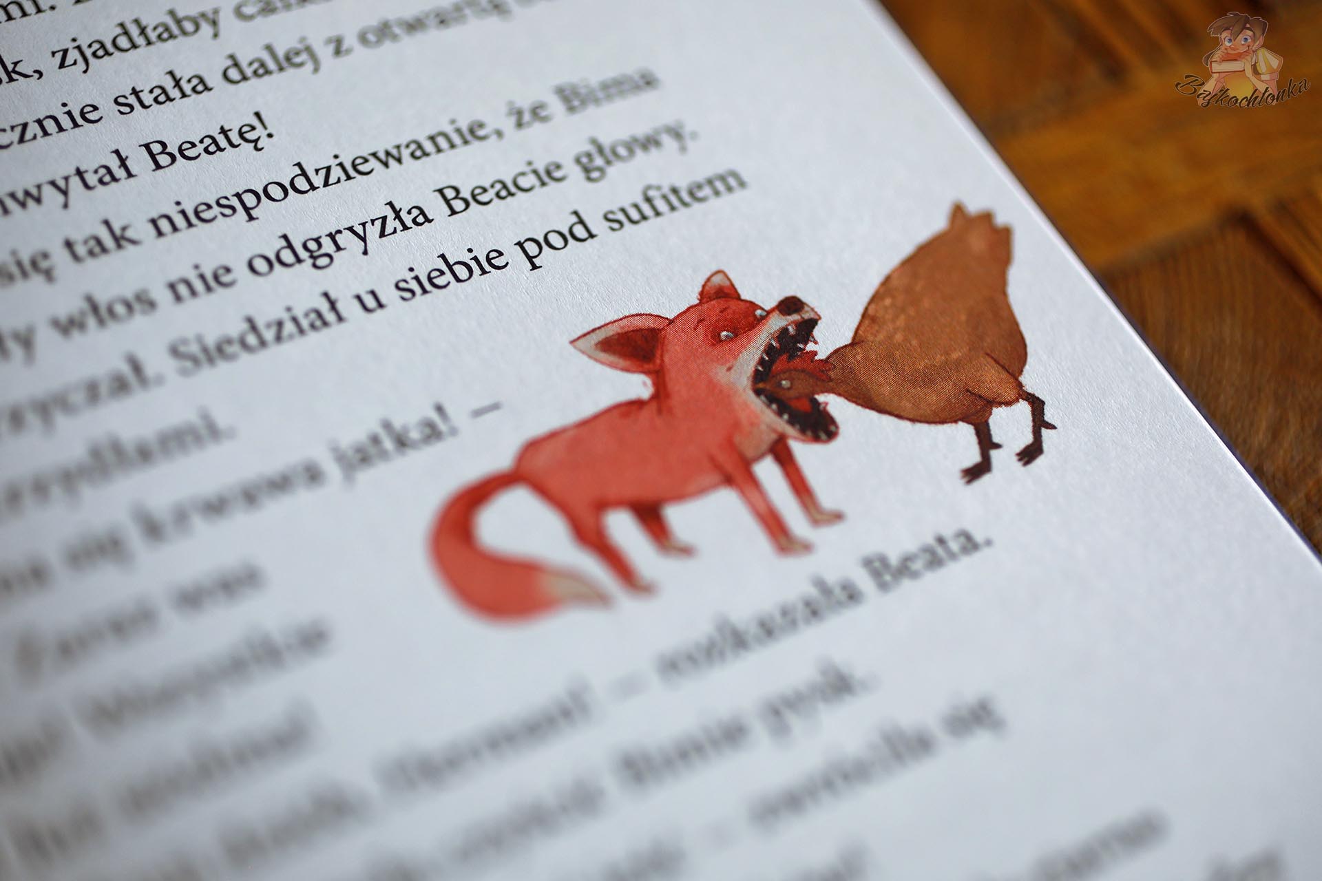 Ilustracja Pera Gustavssona przedstawiająca rudą lisicę z otwartym pyskiem i kurę Beatę z książki Kto zabił naszego koguta?.