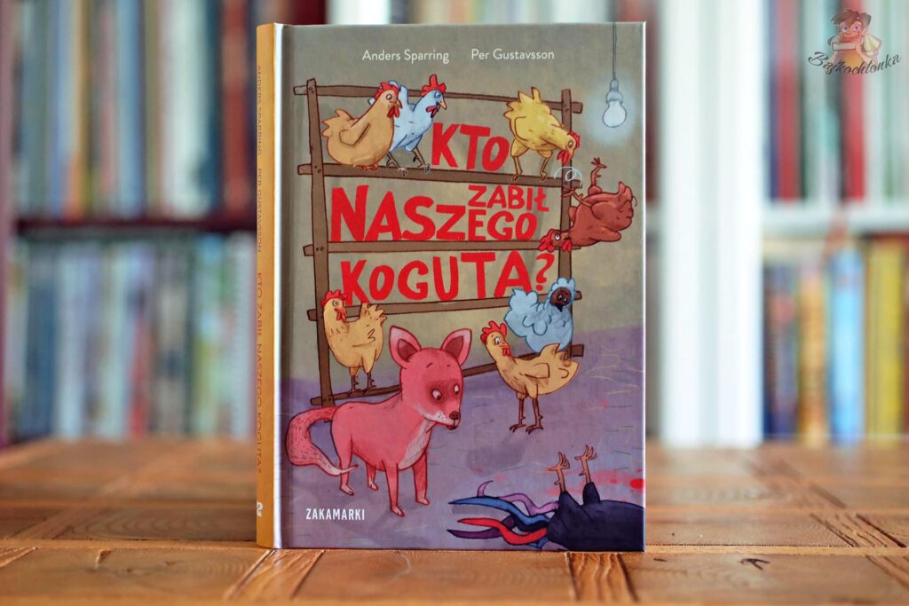 Okładka książki Kto zabił naszego koguta? Andersa Sparringa i Pera Gustavssona z różową lisicą, kurami i martwym kogutem.