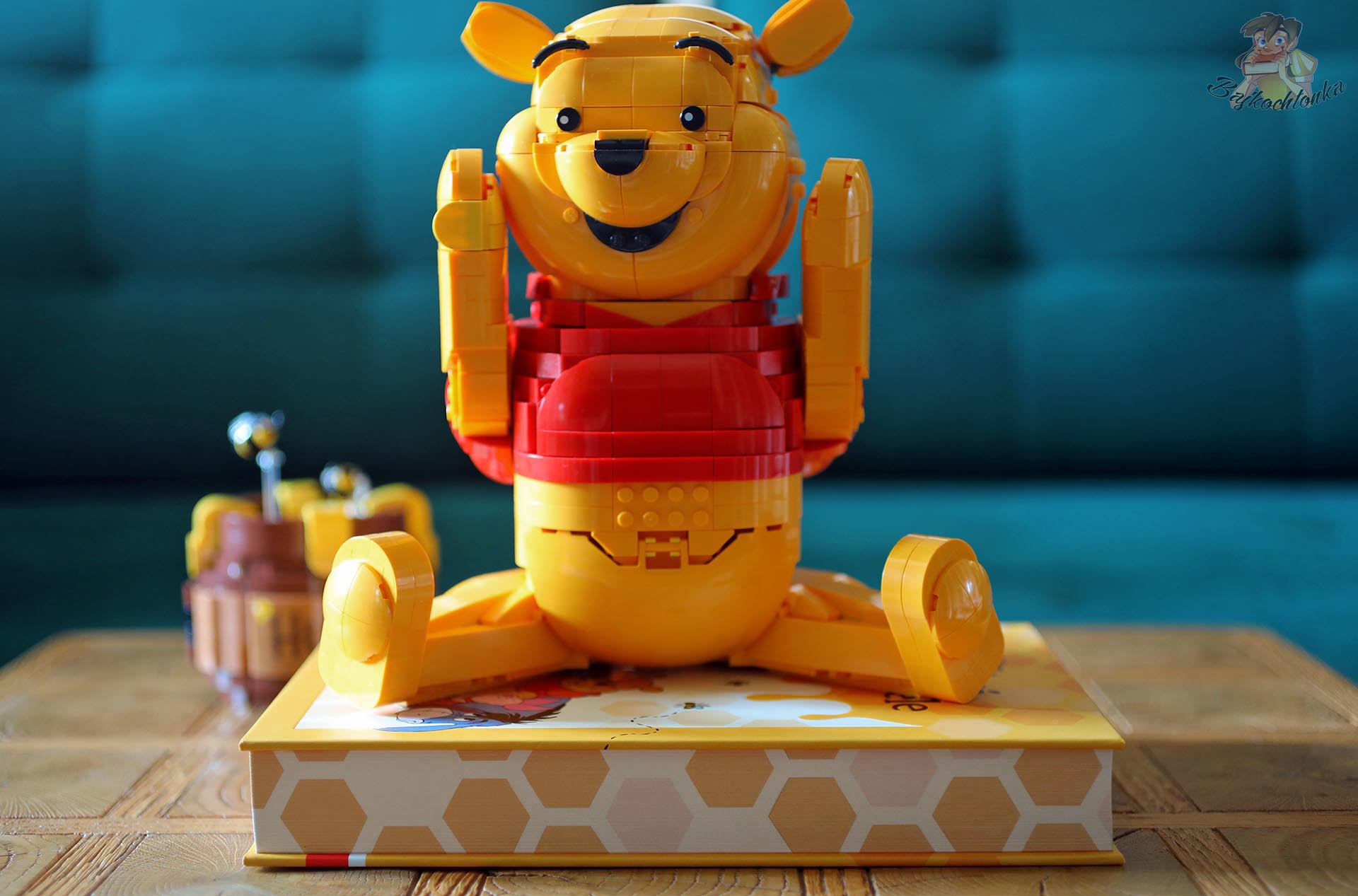 Komiks Kubuś i przyjaciele z barwionymi brzegami i figurką LEGO Kubusia Puchatka