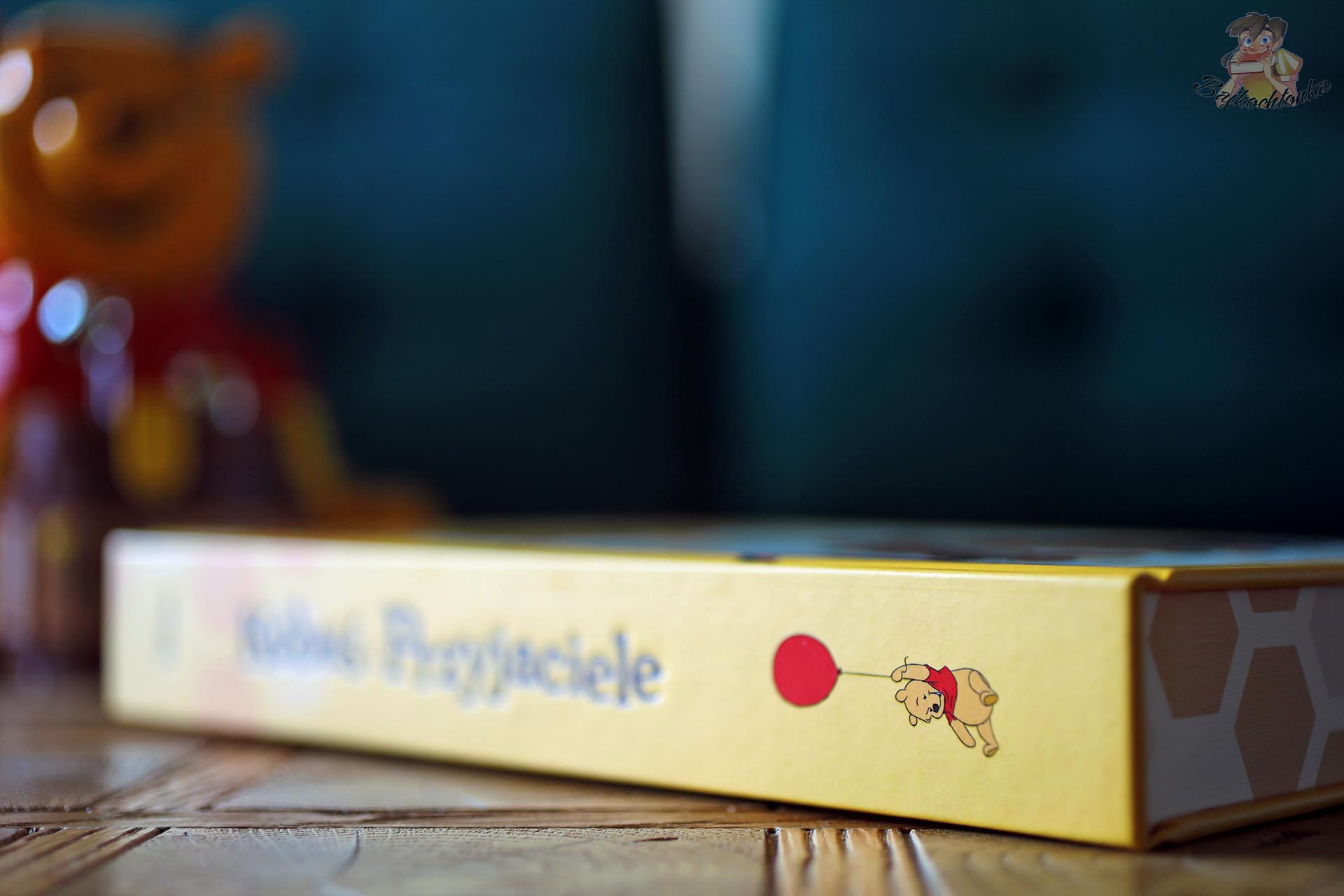 Barwione brzegi komiksu Kubuś i przyjaciele z ilustracją Kubusia Puchatka i czerwonym balonikiem