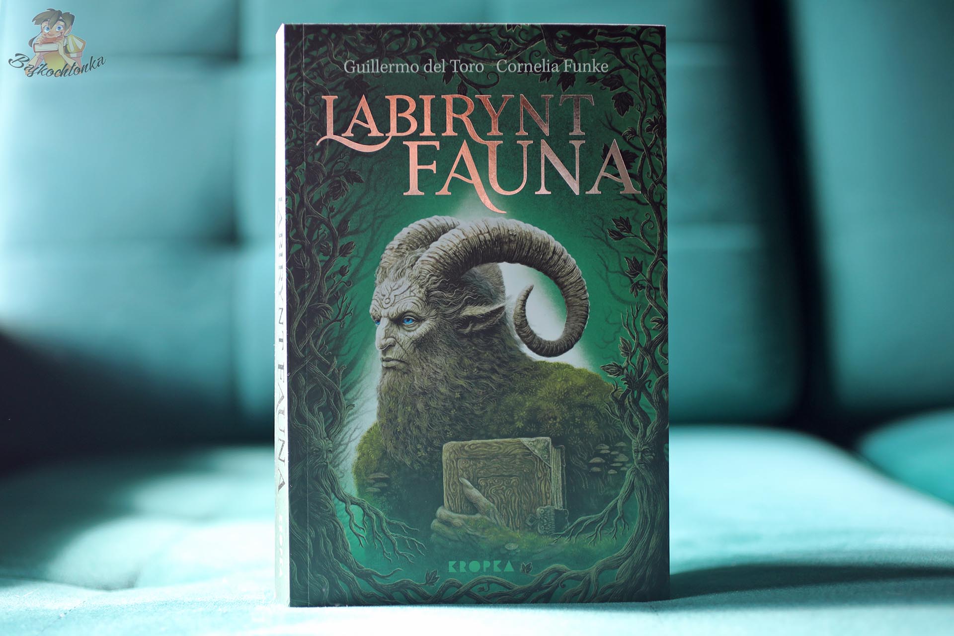 Labirynt Fauna – nowe wydanie książki Cornelii Funke i Guillermo del Toro z 2026 roku, z Faunem na zielonej okładce.