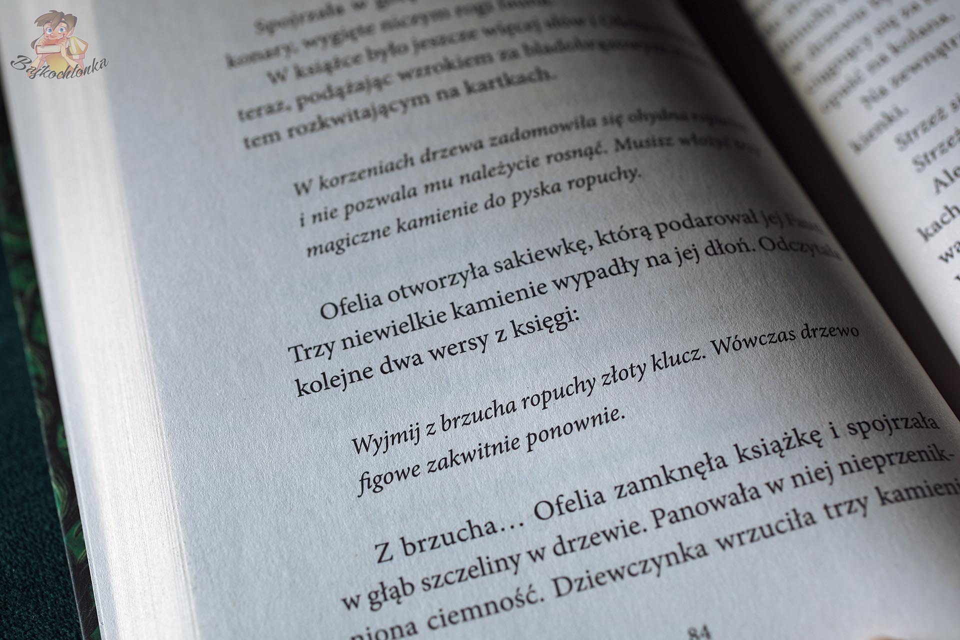 Fragment powieści Labirynt Fauna z baśniową przepowiednią dotyczącą ropuchy i złotego klucza, w przekładzie Pauliny Zaborek.