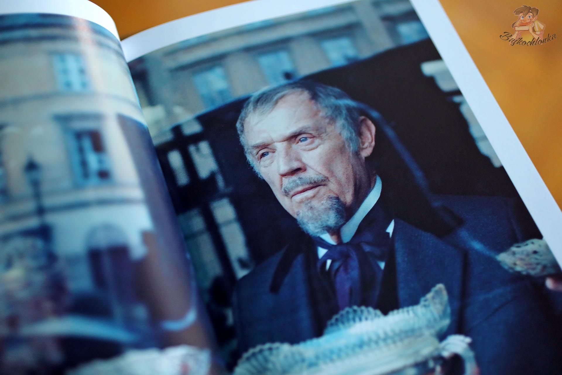 Portret mężczyzny w stroju z epoki na zdjęciu z filmu zamieszczonym w wydaniu Lalki