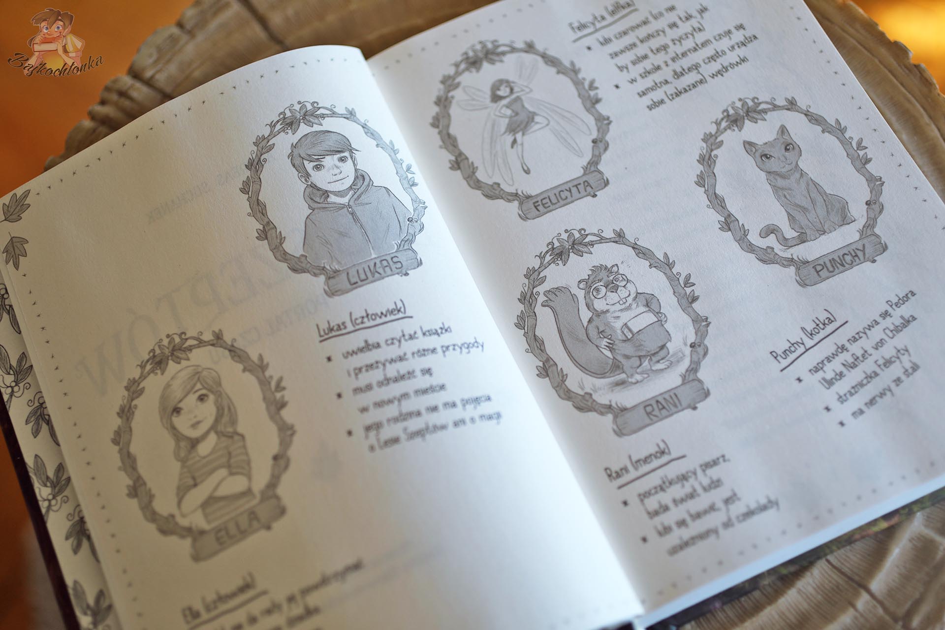 Ilustrowane portrety bohaterów serii Las Szeptów: Elli, Lukasa, elfiej księżniczki Felicyty, menoka Raniego i kotki Punchy.