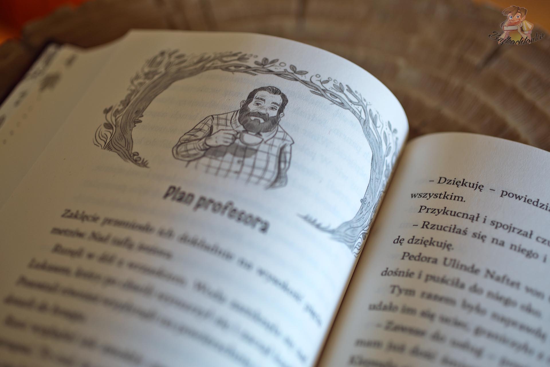 Czarno-biała ilustracja brodatego profesora z filiżanką, otwierająca rozdział Plan profesora w książce Portal czasu.