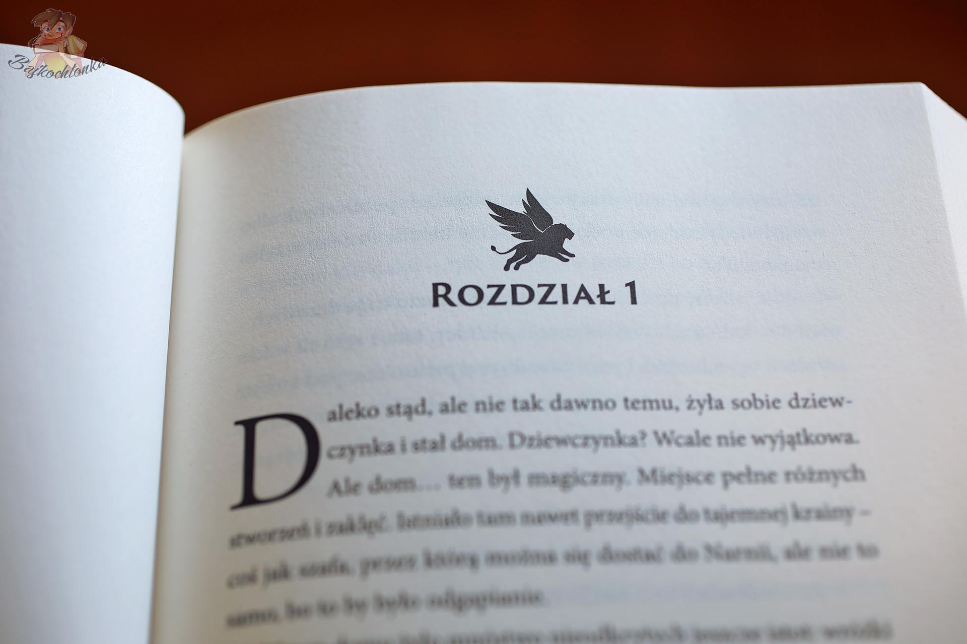 Początek pierwszego rozdziału książki Lew, który się odważył z symbolem skrzydlatego lwa