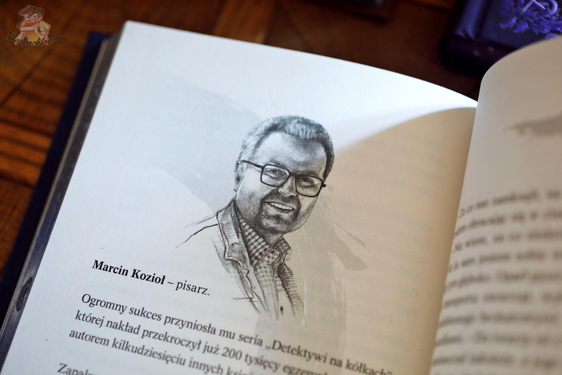 Ilustrowany portret Marcina Kozioła, autora bestsellerowej serii Detektywi na kółkach, zamieszczony wewnątrz książki.