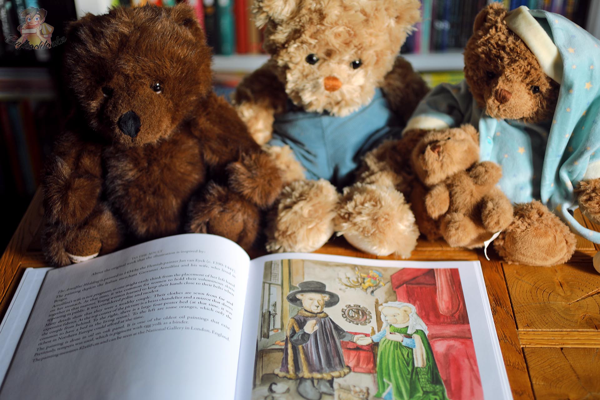 Pluszowe misie Bukowski Design i ilustracja inspirowana Portretem małżonków Arnolfinich Jana van Eycka w książce o historii sztuki.Pluszowe misie Bukowski Design i ilustracja inspirowana Portretem małżonków Arnolfinich Jana van Eycka w książce o historii sztuki.