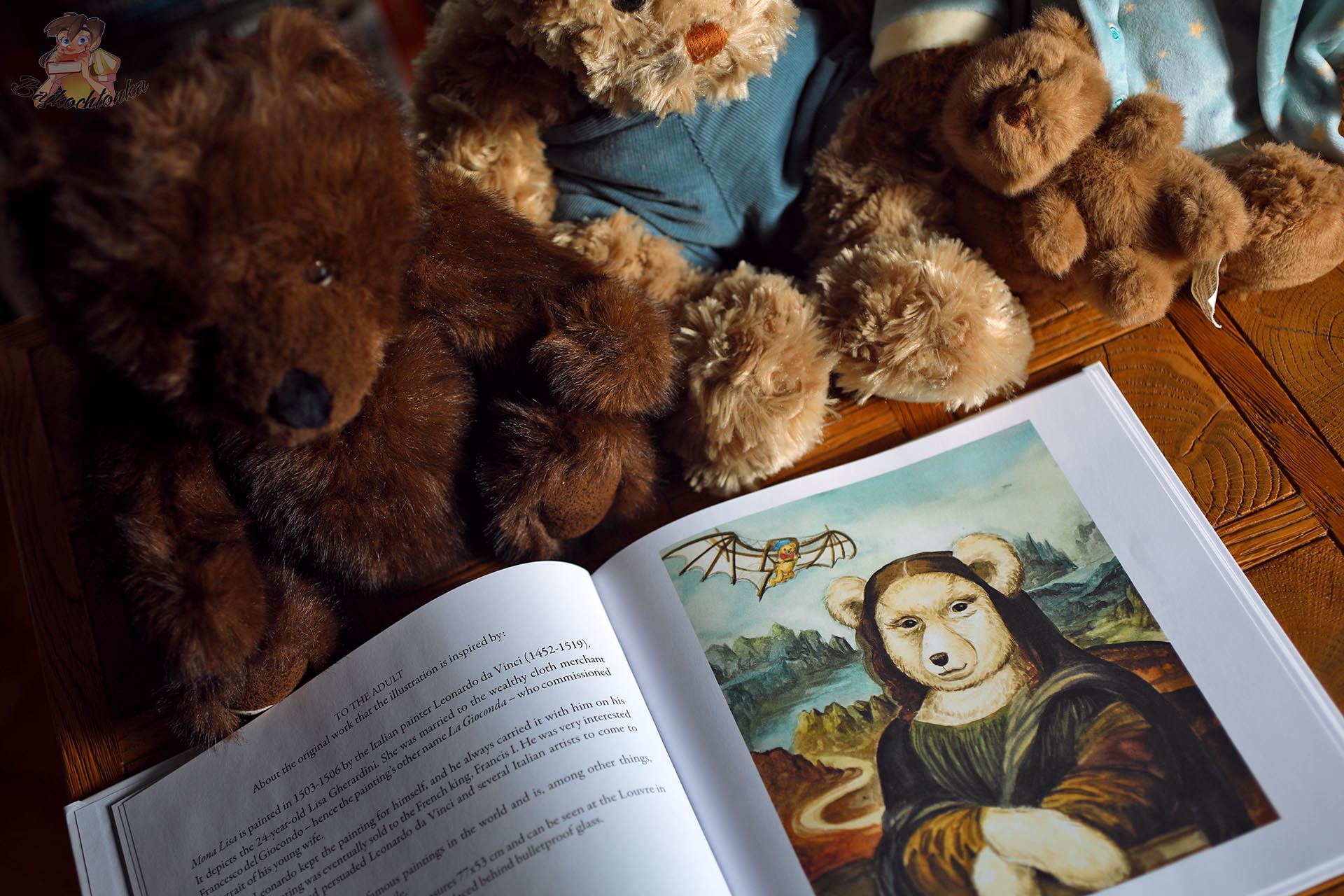 Interpretacja obrazu Mona Lisa Leonarda da Vinci z pluszowym misiem w roli głównej, w książce Teddy Bears on an Adventure in World Art.